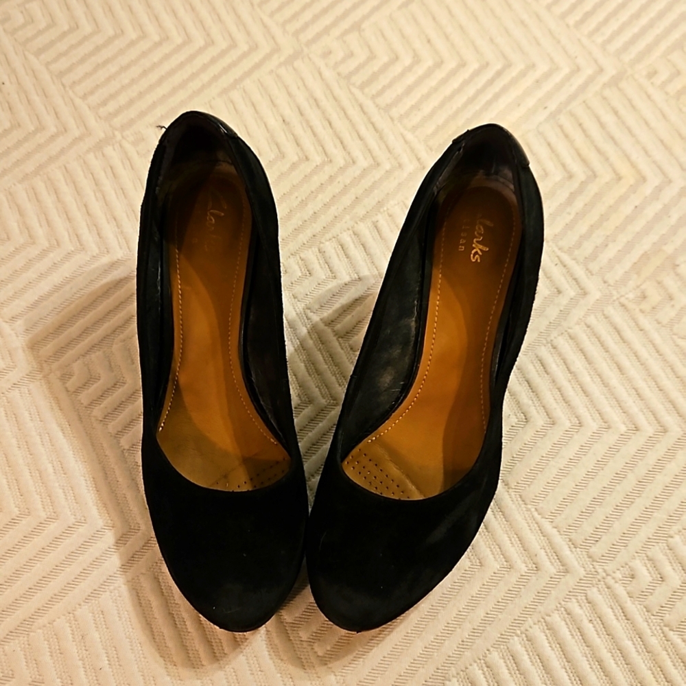 Clarks blck leather and suede heels